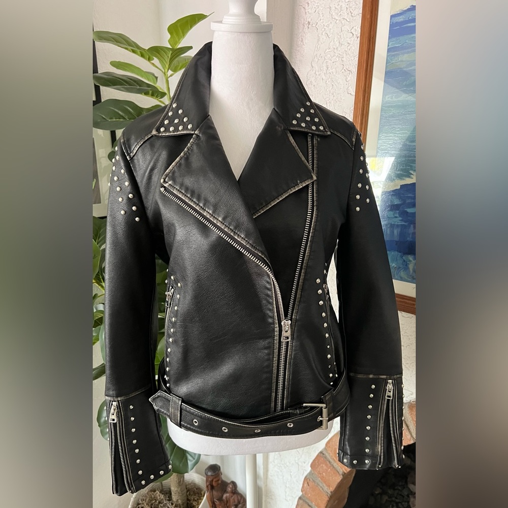 LIKE NEW TOPSHOP STUDDED MOTO JACKET 💋💋